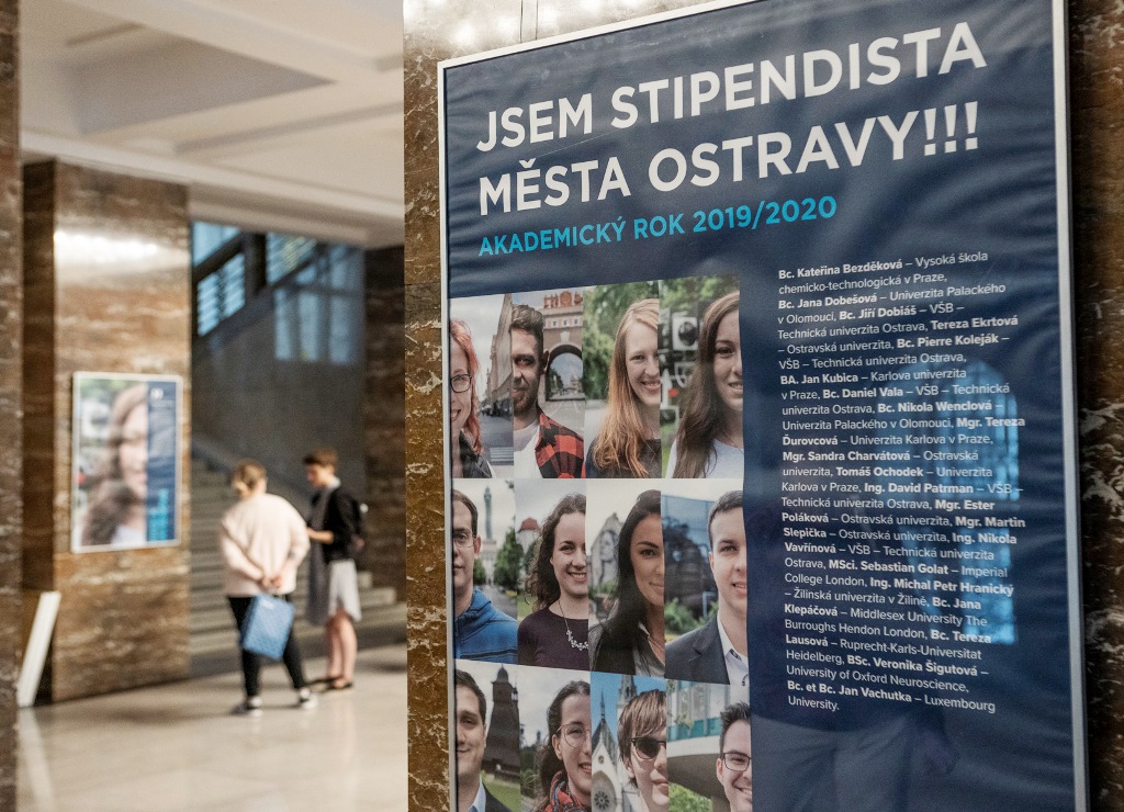 Výstava představuje stipendisty města Ostravy. Foto: Jiří Zerzoň Výstava představuje stipendisty města Ostravy. Foto: Jiří Zerzoň