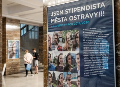 Výstava představuje stipendisty města Ostravy. Foto: Jiří Zerzoň