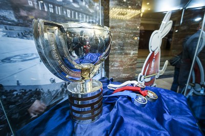 Hokejová trofej zdobí prostory Nové radnice. Snímek Jiří Zerzoň