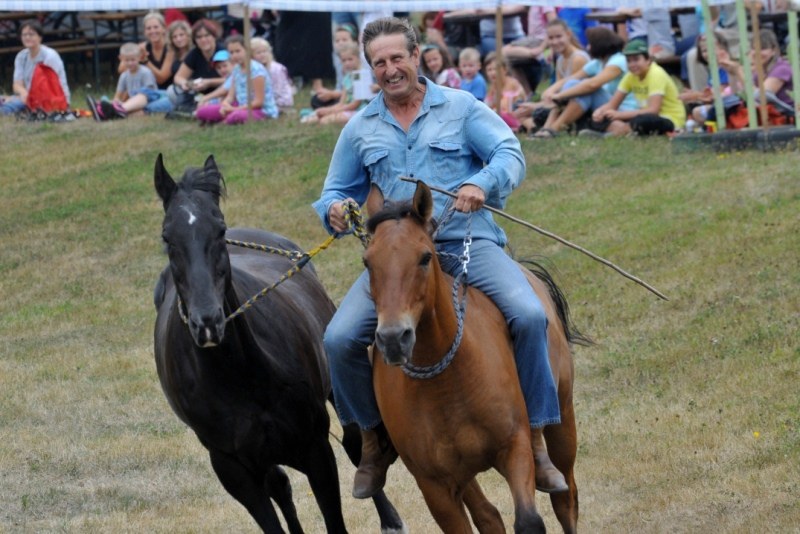 Václav Vydra se svými svěřenci. Jezdit na koni se dá i bez sedla a uzdy.