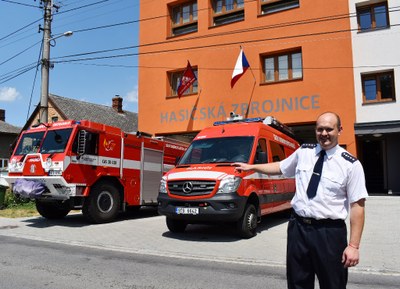 Velitel polaneckých dobrovolných hasičů Ondřej Cága před zrekonstruovanou zbrojnicí. Foto: René Stejskal 