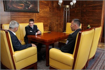 Policejní prezident Martin Červíček (uprostřed) při jednání s primátorem.  Foto: PČR