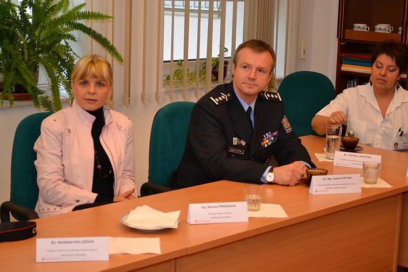 Oficiálního představení akce se zúčastnila i náměstkyně S. Piperková (vlevo)