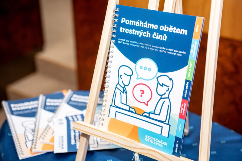 Nová publikace Pomáháme obětem trestných činů. Foto Lukáš Kaboň