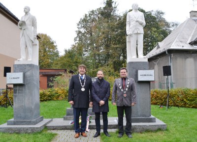 Primátor Tomáš Macura (uprostřed), starosta Staré Bělé Mojmír Krejčíček (vpravo)a starosta pražské Hostivaře Milan Wenzl před památníkem se sochami T. G. Masaryka a A. Švehly. Foto: René Stejskal 