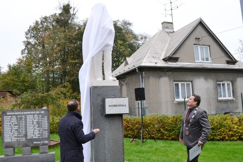 Švehlovu sochu odhalují primátor Tomáš Macura a starosta Mojmír Krejčíček. Švehlovu sochu odhalují primátor Tomáš Macura a starosta Mojmír Krejčíček.