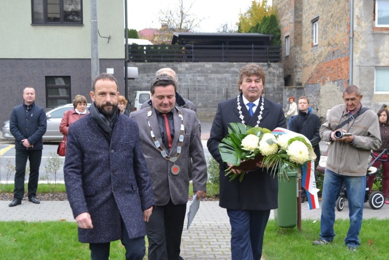 Tomáš Macura, Mojmír Krejčíček a Milan Wenzl položili k pomníku věnec. Tomáš Macura, Mojmír Krejčíček a Milan Wenzl položili k pomníku věnec.