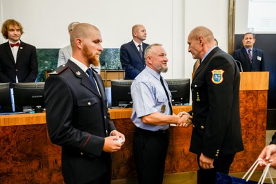 Udílení stužek za záchranu života. Foto: Jiří Zerzoň