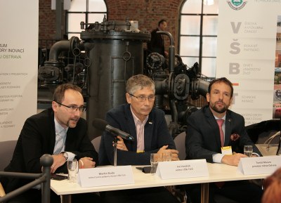 Zprava primátor Tomáš Macura, rektor Ivo Vondrák a ředitel Martin Duda při tiskové konferenci ke sdíleným řemeslným dílnám. Foto: B. Krzyžanek
