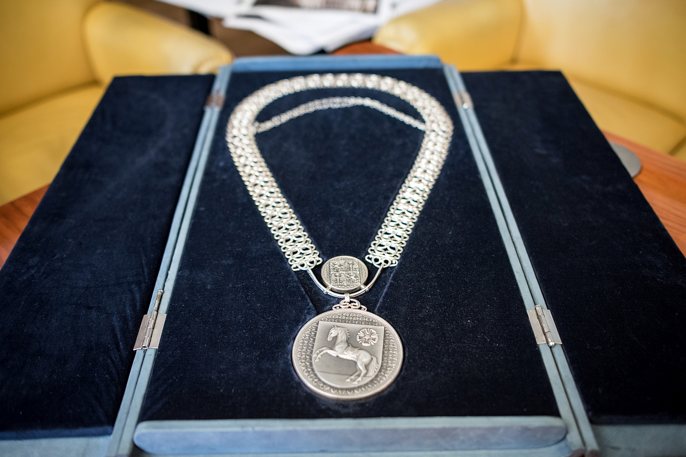 Hlavní primátorskou insignií je stříbrný řetěz. Foto: Lukáš Kaboň. Hlavní primátorskou insignií je stříbrný řetěz. Foto: Lukáš Kaboň.