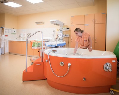 Rodičkám na porodním oddělení slouží i tato vana. foto: Lukáš Kaboň