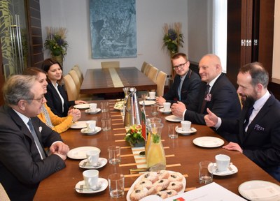 Primátor Tomáš Macura (vpravo) hovoří s velvyslancem Portugalska. 