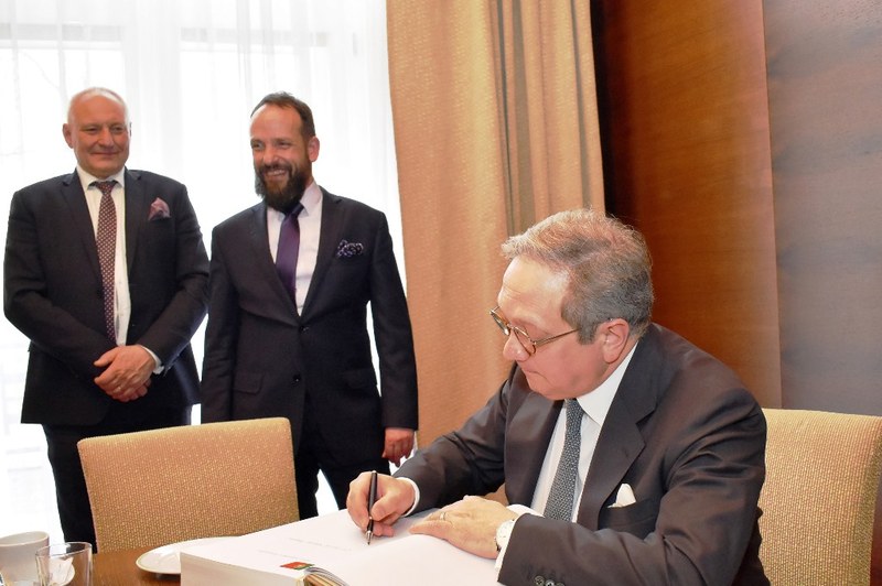 Velvyslanec Luis de Almedia Samapio se zapisuje do pamětní knihy. 
