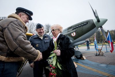 Manželka Zdeňka Škarvady u modelu letounu Spitfire. Foto: Lukáš Kaboň 