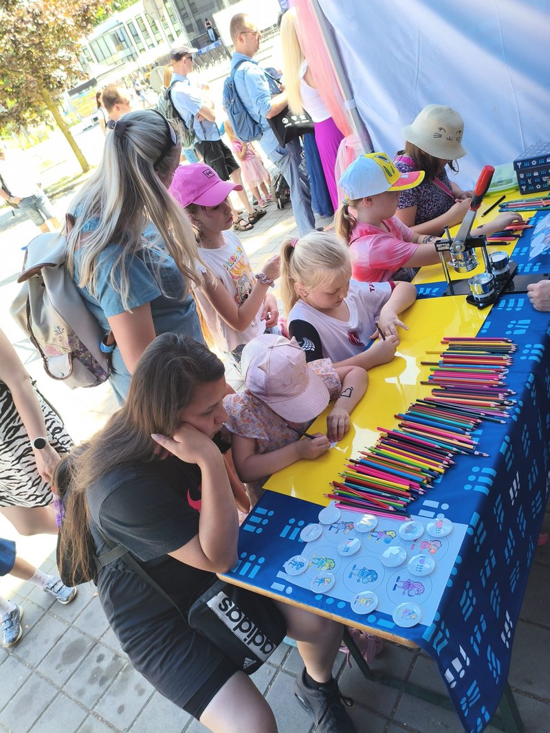 Stánek statutárního města Ostrava v dětském obležení. Foto: MMO