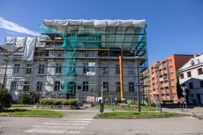 Rekonstrukce střechy sídla Archivu města Ostravy je v plném proudu. Foto: Jiří Zerzoň