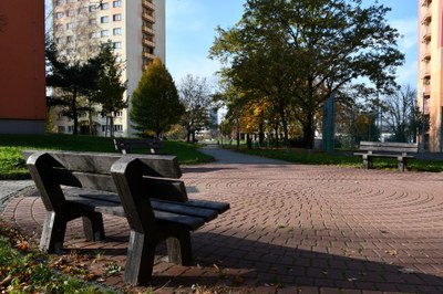 Lavičky z recyklovaného textilu v městském obvodu Mariánské Hory. Foto: MMO