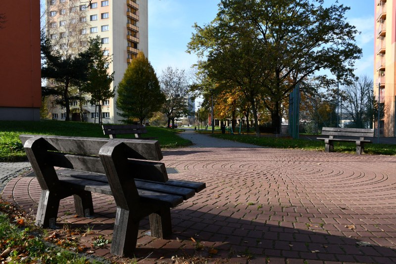 Lavičky z recyklovaného textilu v městském obvodu Mariánské Hory. Foto: MMO