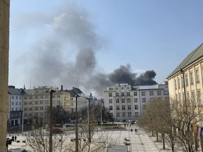 Požár bytového domu v Nádražní ulici od Prokešova náměstí. Foto: MMO