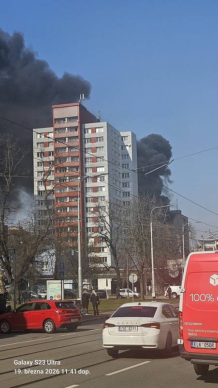 Požár bytového domu v Nádražní ulici od Prokešova náměstí. Foto: MMO