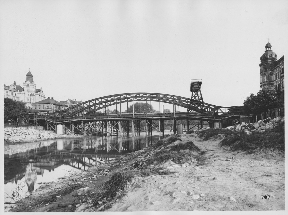 Usazování řetězového mostu přes řeku Ostravici (dnešního mostu Miloše Sýkory) na začátku 20. století. Foto: AMO