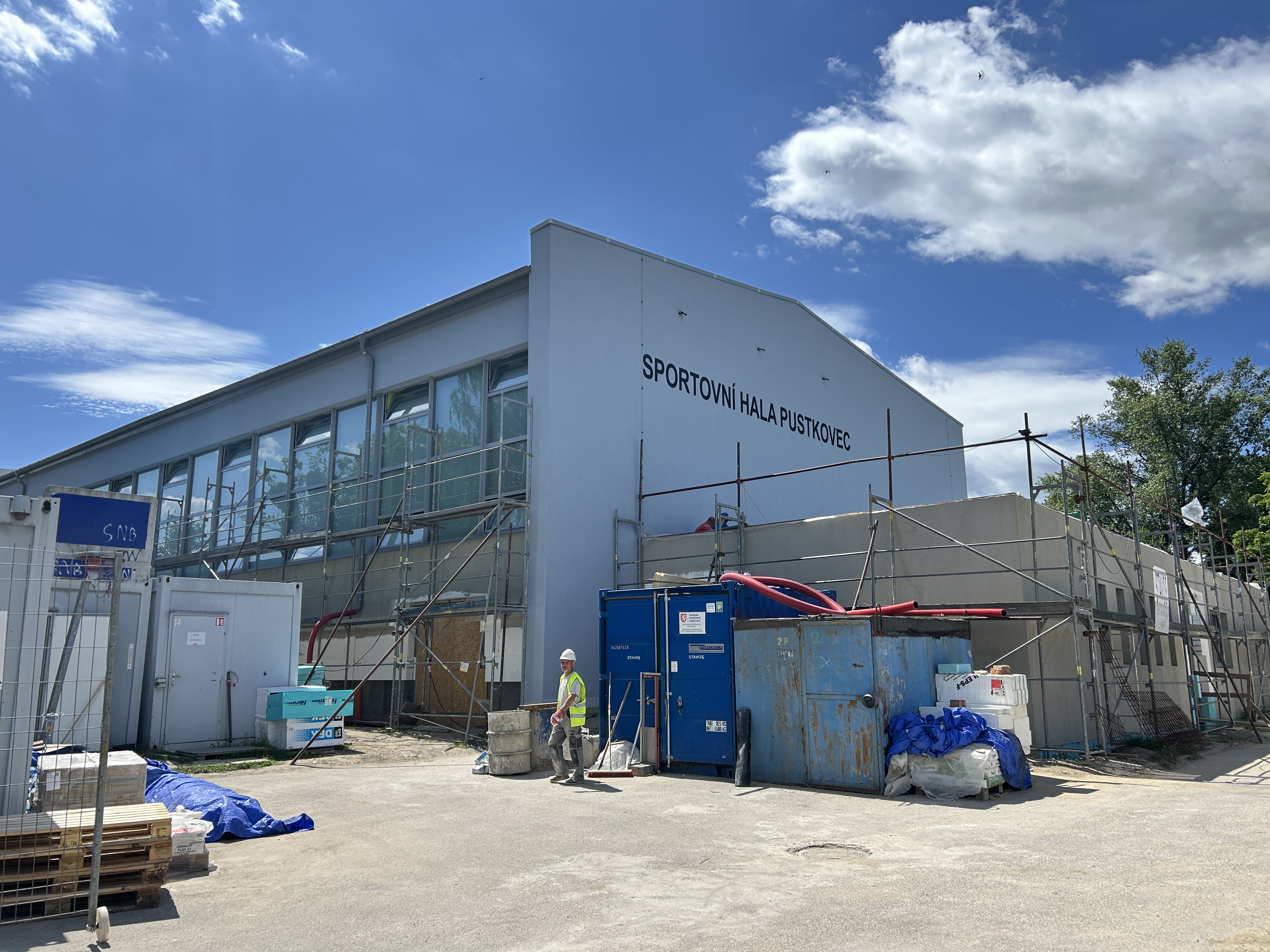 Aktuální práce na exteriéru Sportovní haly Pustkovec. Foto: MMO Aktuální práce na exteriéru Sportovní haly Pustkovec. Foto: MMO