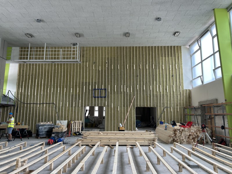 Pracuje se také v interiérech haly