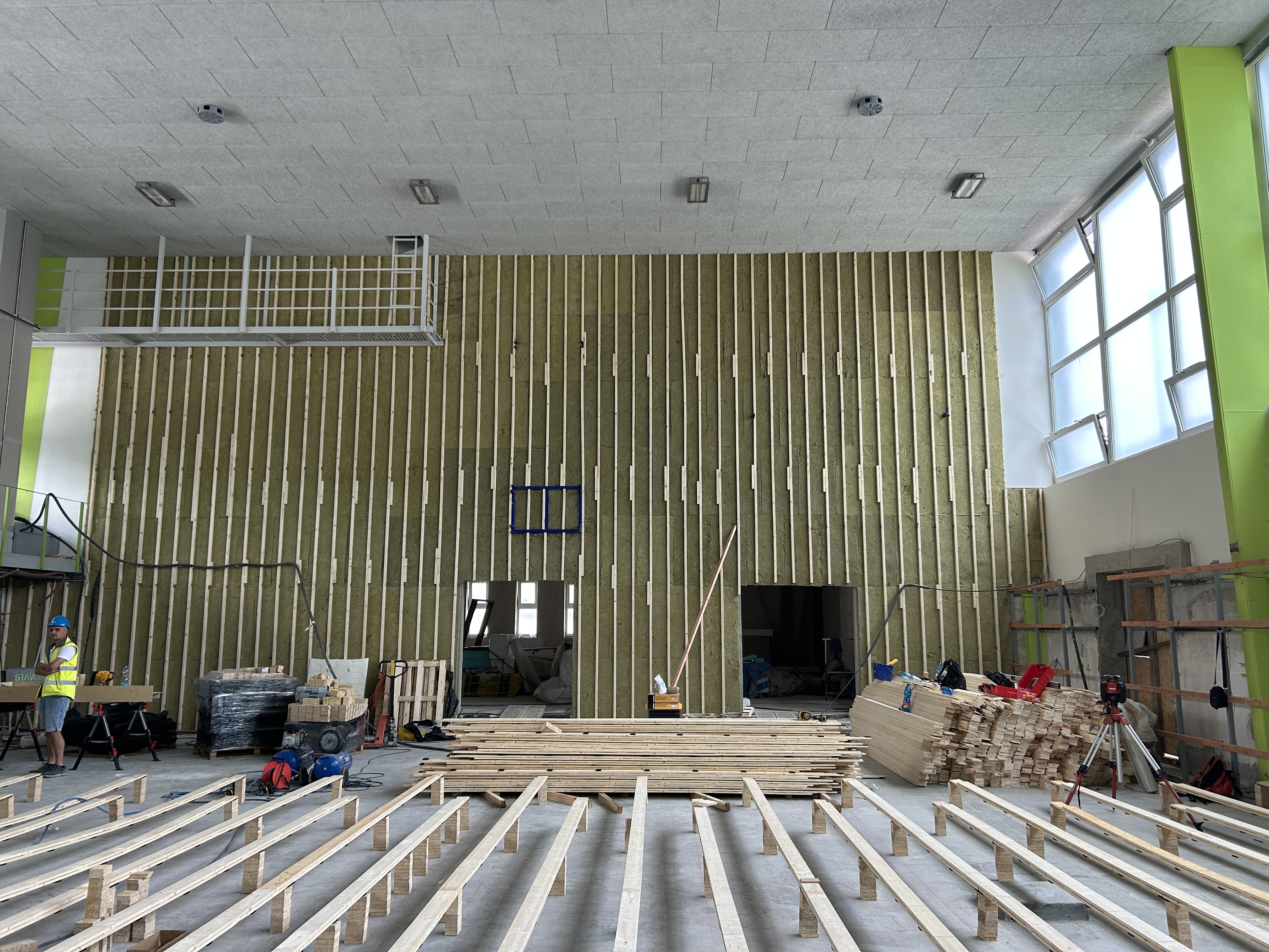 Pracuje se také v interiérech haly