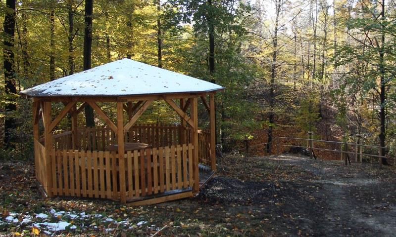 Dřevěný altánek slouží k posezení a odpočinku