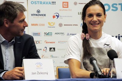 Ruská tyčkařka Jelena Isinbajevová s ředitelem mítinku Janem Železným. Foto: J. Urban