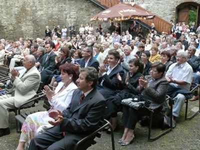 Publikum při koncertu v mottě Hradu Hukvaldy. Foto: archiv