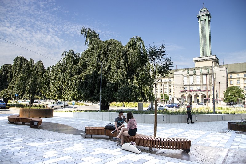 Před kavárnou v rohu Prokešova náměstí v centru Ostravy je nově upravený veřejný prostor Před kavárnou v rohu Prokešova náměstí v centru Ostravy je nově upravený veřejný prostor