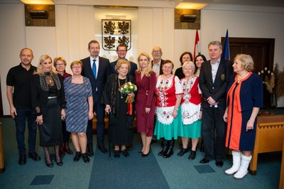 Ocenění Taťány Poljakové (uprostřed) na Nové radnici. Foto: Lukáš Kaboň