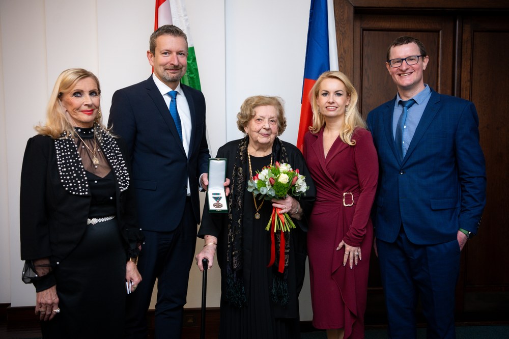 Ceremoniálu se účastnila také náměstkyně primátora Lucie Baránková Vilamová. Ceremoniálu se účastnila také náměstkyně primátora Lucie Baránková Vilamová.