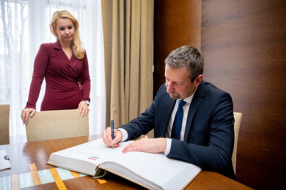 Jeho Excelence András Baranyai při zápisu do městské pamětní knihy Jeho Excelence András Baranyai při zápisu do městské pamětní knihy