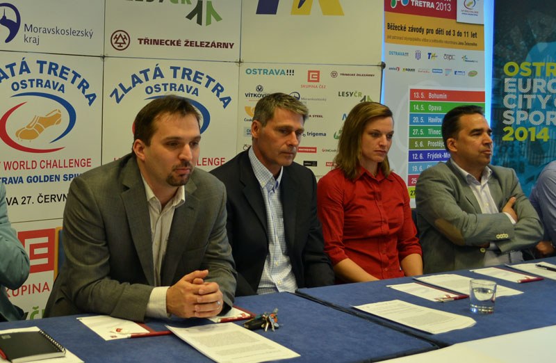 Na tiskovce hovoří náměstek primátora M. Štěpánek (vlevo)