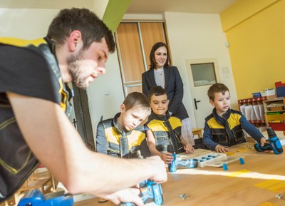 Na první řemeslný kurz ve školce Na jízdárně se přišla podívat i náměstkyně primátora Andrea Hoffmannnová. Foto: Jiří Zerzoň