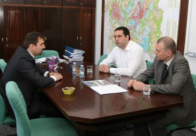 Náměstek Martin Štěpánek (zleva) při jednání se srbskými hosty Borko Ilićem a Predragem Svilarem. Foto: B. Krzyžanek