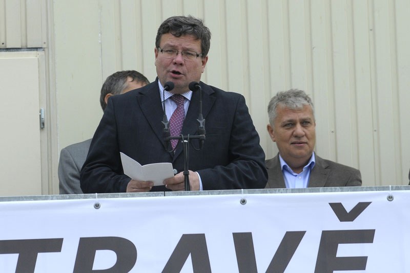 Ministr A. Vondra (při projevu) a nám. primátora D. Madej