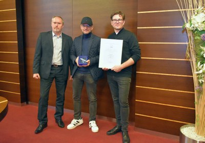 Náměstek primátora Břetislav Rieger s vítěznými architekty Robertem Koniecznym a Michałem Lisińskim. Foto: MMO