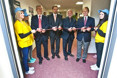 K foto: Slavnostní přestřižení pásky, zleva: primátor Petr Kajnar, náměstek primátora Martin Štěpánek, ředitel gymnázia Jan Petrus a generální ředitel RPG Real EstateTony Aksich
