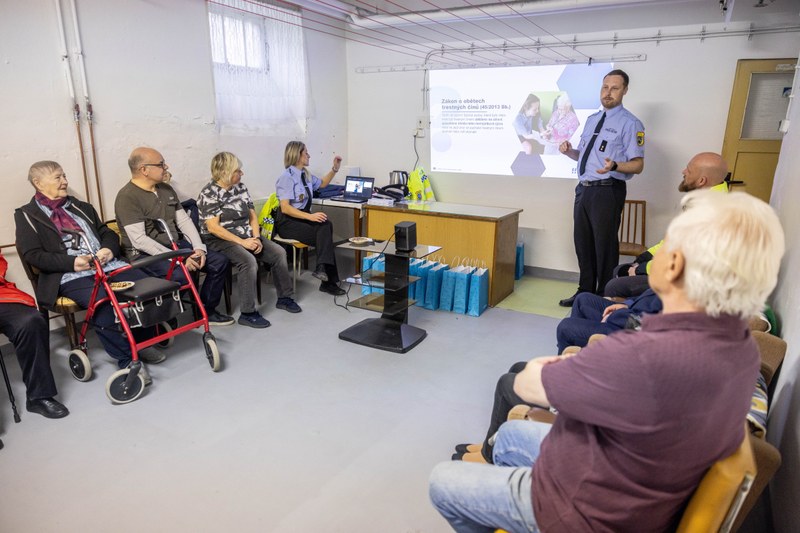 Ostravští strážníci v průběhu besední přednášky pro seniory. Foto: Jiří Zerzoň