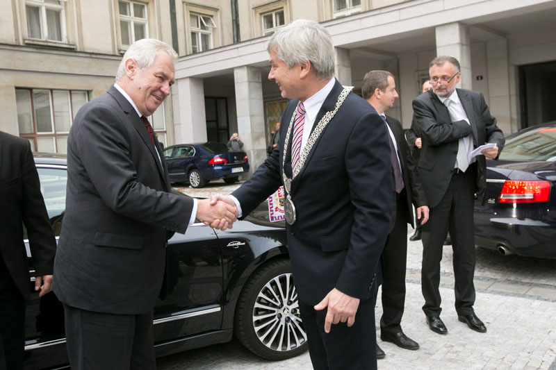 Přivítání prezidenta Miloše Zemana primátorem Petrem Kajnarem. Foto: J. Zerzoň