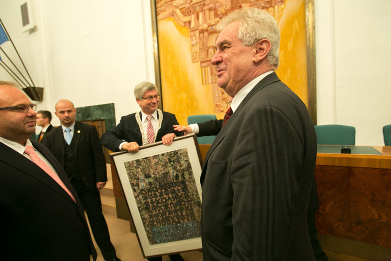 Primátor s darem města pro prezidenta