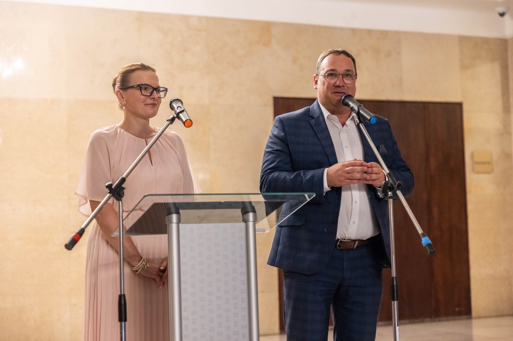 Ostravský primátor Jan Dohnal a ředitelka Archivu města Ostravy Hana Šústková zahajují vernisáž výstavy