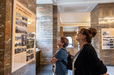 Návštěvníci  se v radničním foyer seznamují s dějinami ostravských mostů. Foto: Jiří Zerzoň