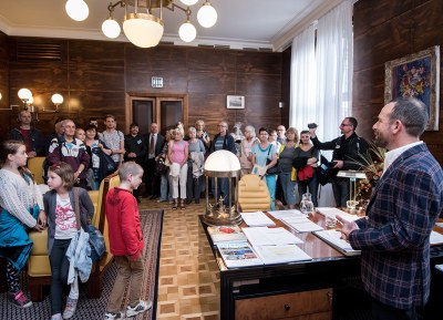 Účastníci červnového Dne otevřených dveří v pracovně primátora Tomáše Macury. Foto: Lukáš Kaboň