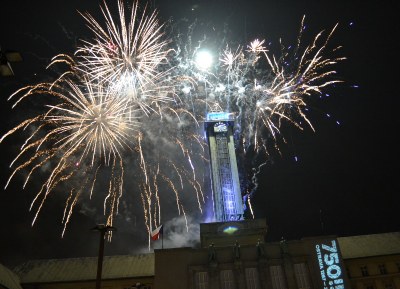 Slavnostní ohňostroj zakončil oslavy ostravského jubilea.  Fota: René Stejskal a Bohuslav Krzyžanek