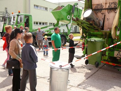 Na snímku: Atraktivní program bývá vždy připraven pro malé i velké návštěvníky. Záběr je z minulého Dne otevřených dveří v roce 2010.