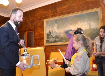 Skautka Tereza Tajzichová právě zapálila Betlémské světlo v primátorově lucerničce. Foto: René Stejskal